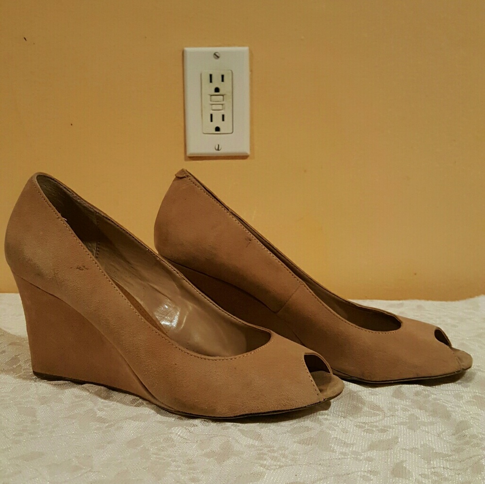 STEVE MADDEN Women's Nude Suede Peep-Toe Wedges